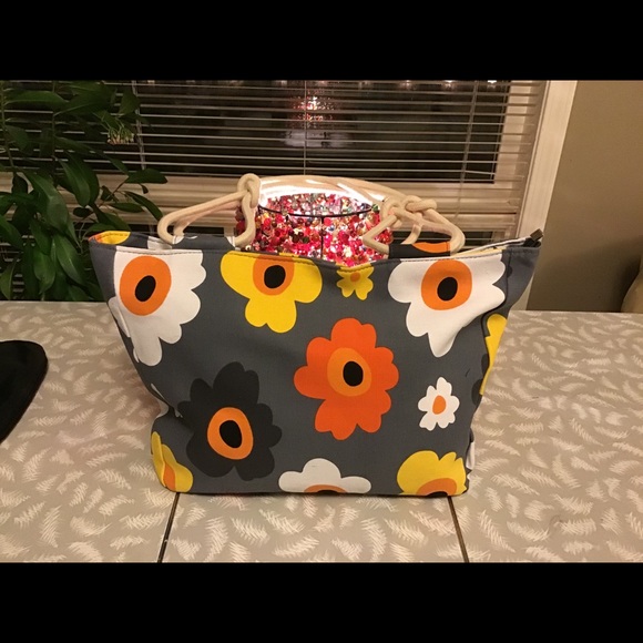 👜 Classic Farmhouse Blooms Full Size Tote - Picture 2 of 7